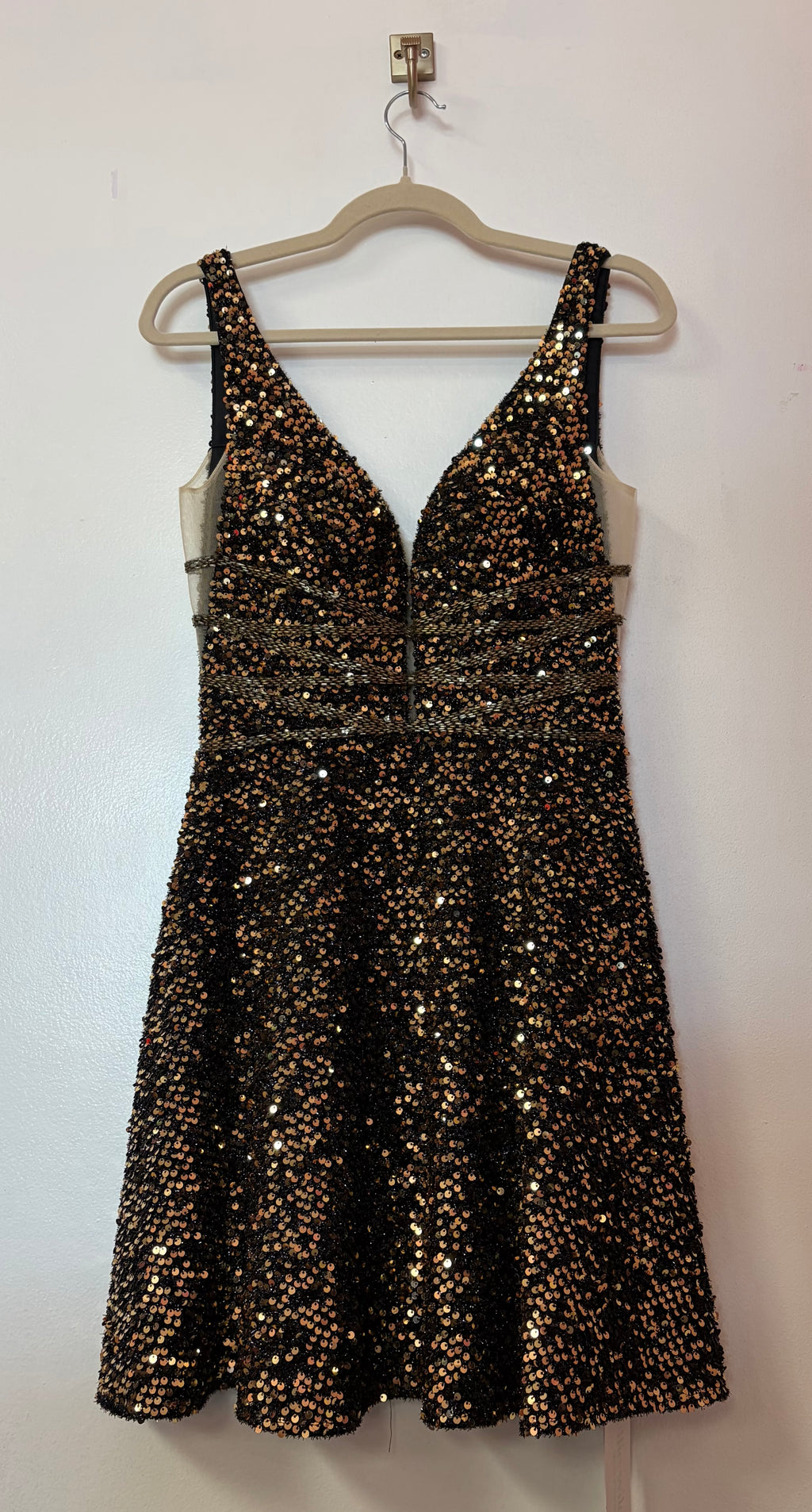 Ellie Wilde EW218275 Black Gold Sequin V‑Neck Homecoming Dress