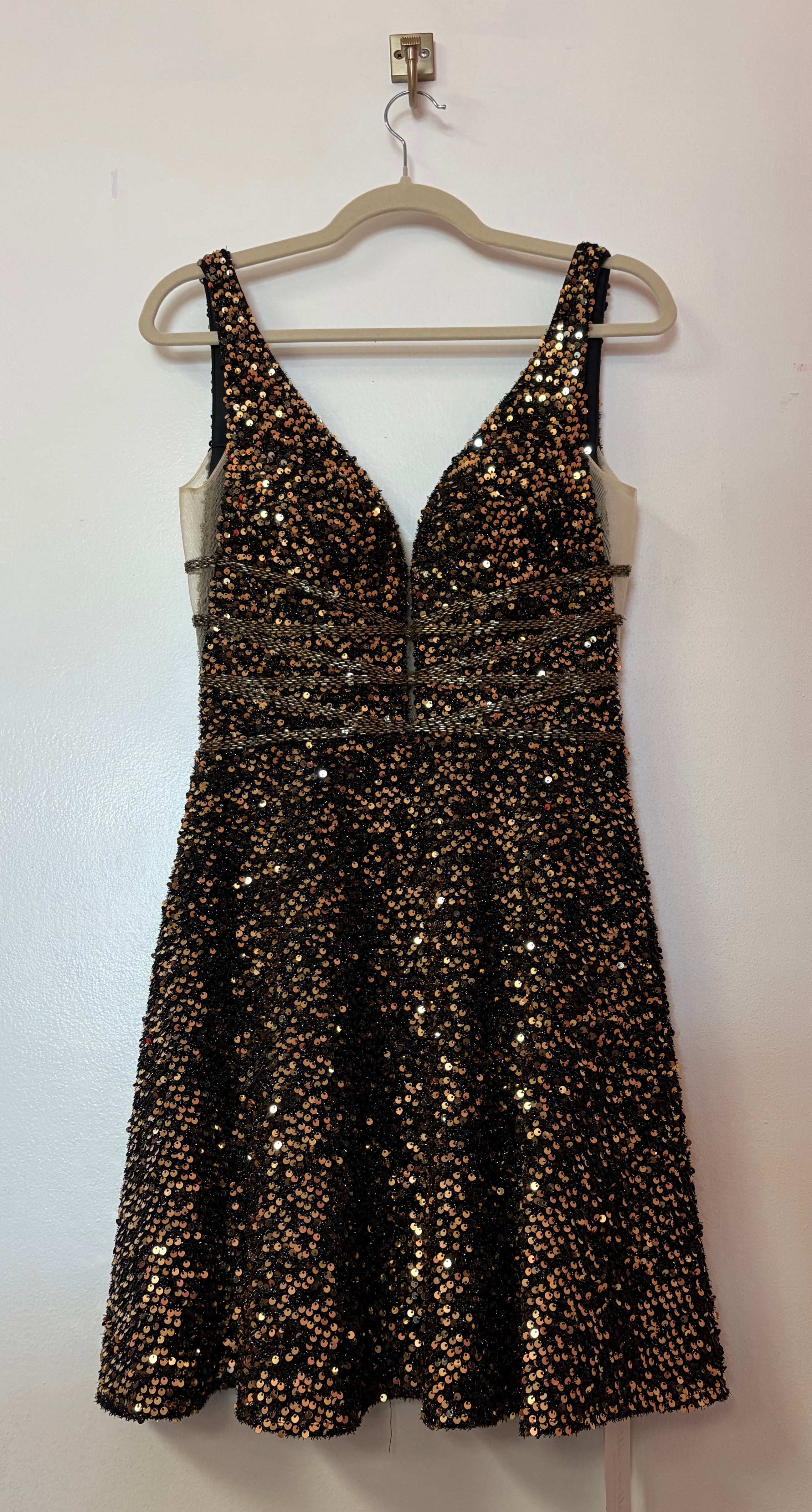 Ellie Wilde EW218275 Black Gold Sequin V‑Neck Homecoming Dress