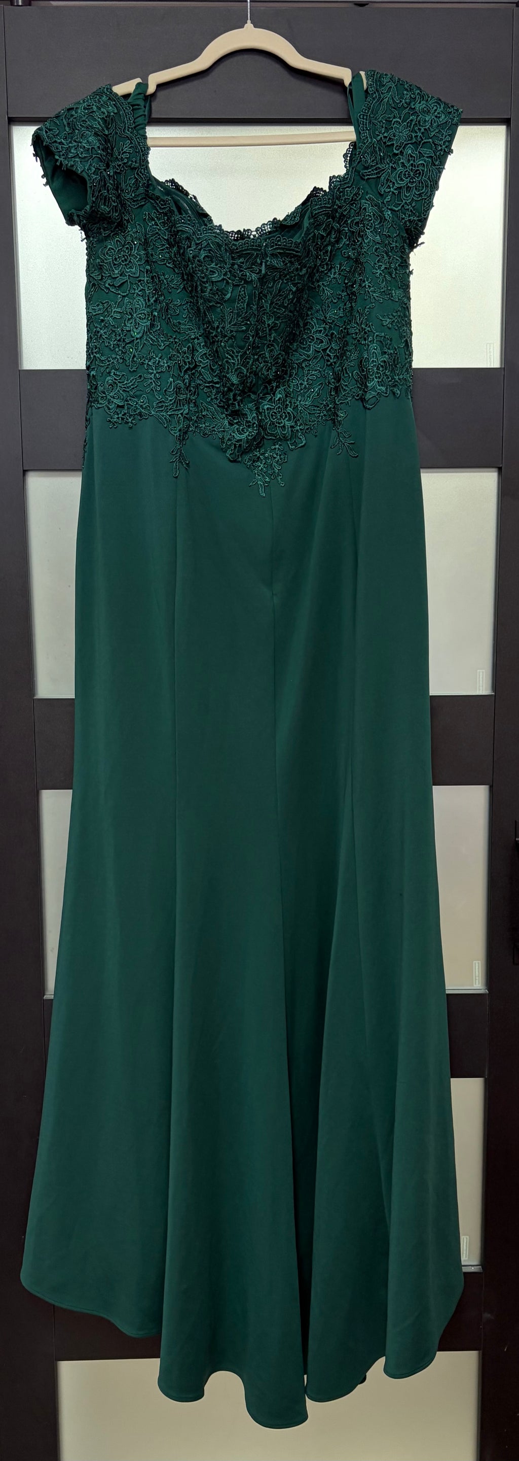 Let’s Emerald Lace Off-the-Shoulder Formal Gown