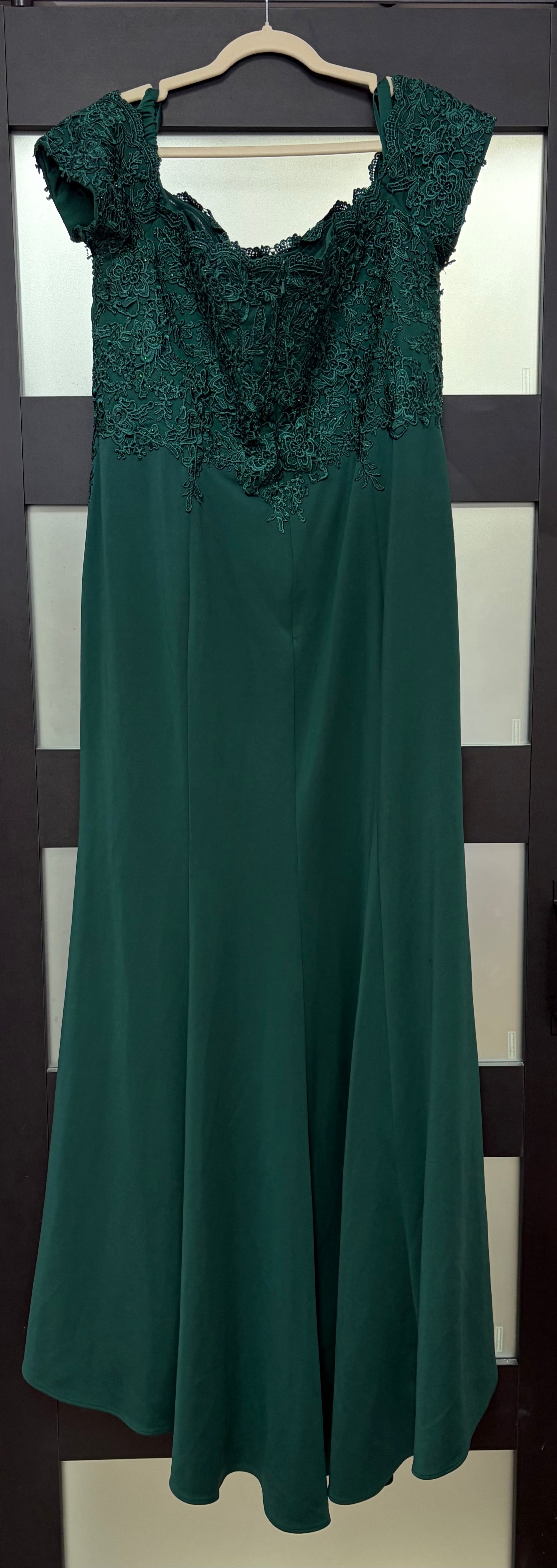 Let’s Emerald Lace Off-the-Shoulder Formal Gown